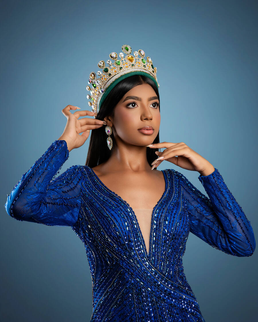 Catálogo de moda venezolana vestido de gala azul, fotografía comercial