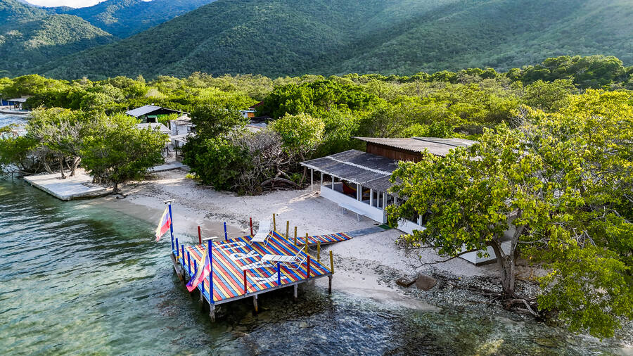 Fotografía aérea con dron 4K de posada turística venezolana frente al mar